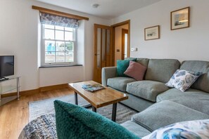 تلفزيون، مدفأة، تنس طاولة، كُتُب