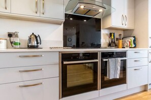 Een koelkast, een magnetron, een oven, een vaatwasser