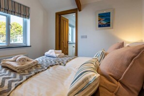 5 bedrooms, iron/ironing board, free WiFi, bed sheets - Modern, luxury and spacious - A great place for family and friends to relax! (Cornwall)
