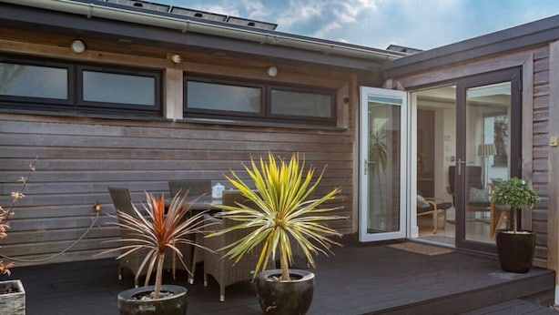 Outdoor dining - Modern, luxury bungalow - perfect for families or friends to relax! (Cornwall)