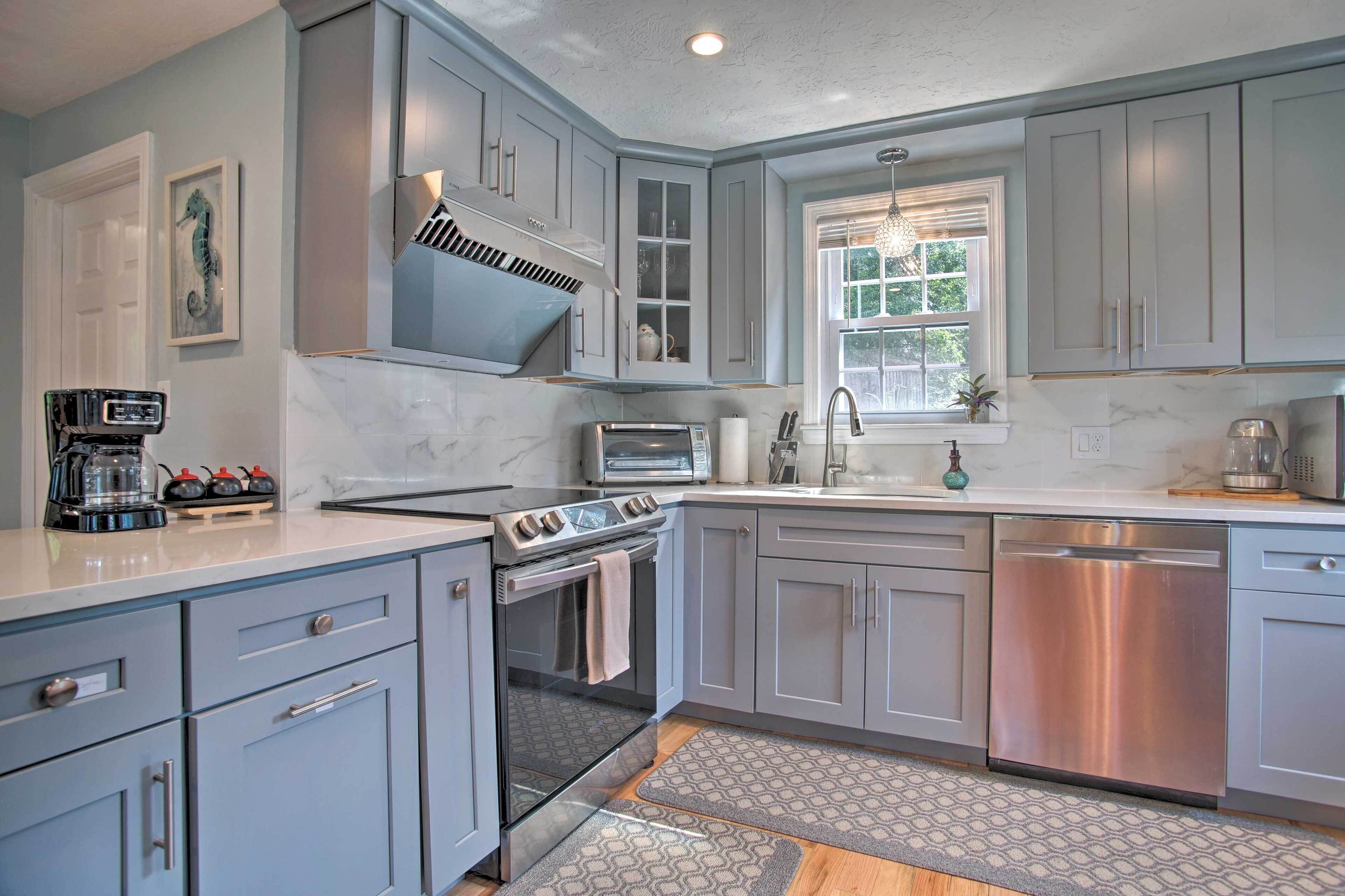 Cozy Plymouth Home - Walk to Bartlett Pond!