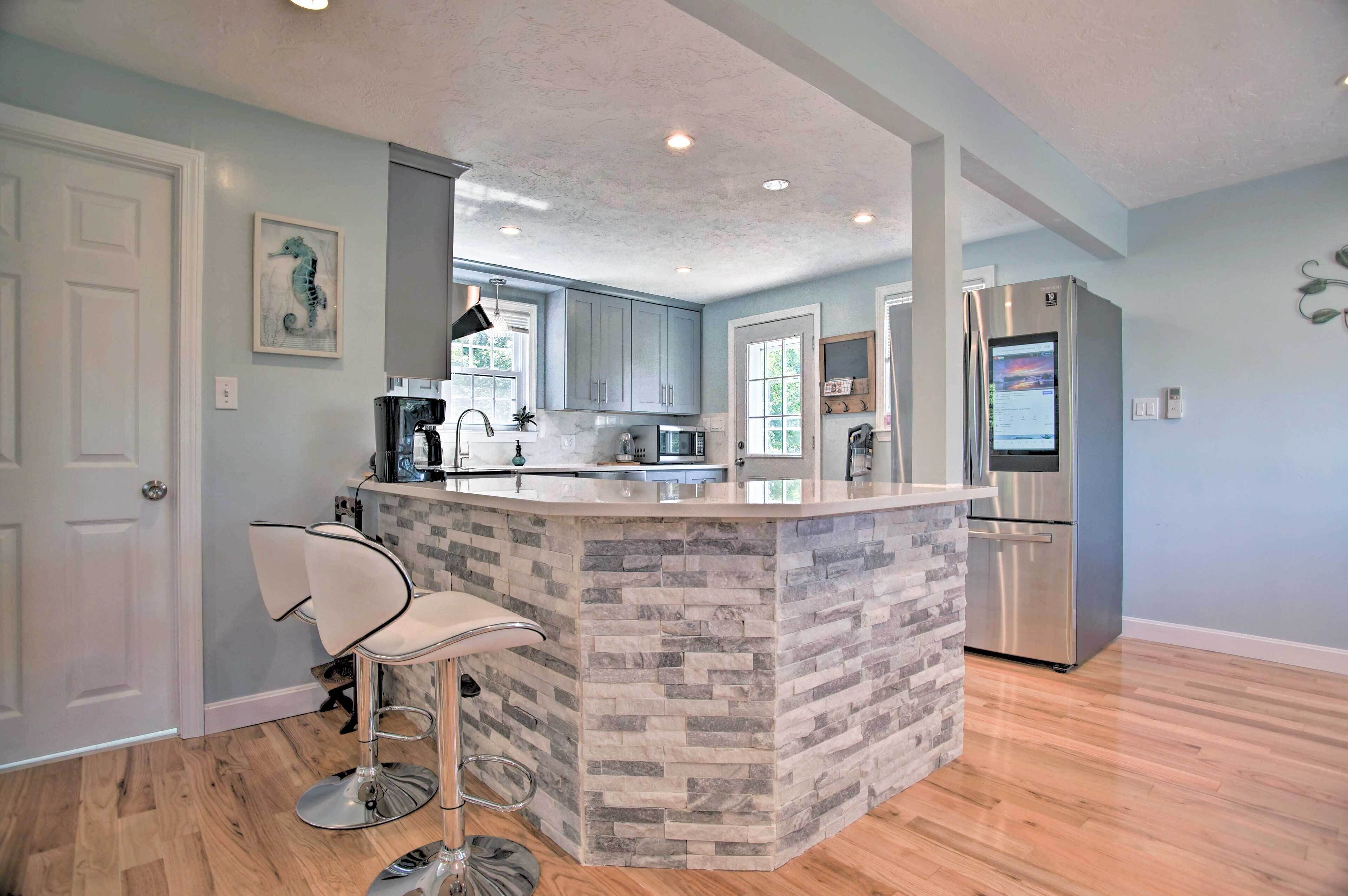 Cozy Plymouth Home - Walk to Bartlett Pond!