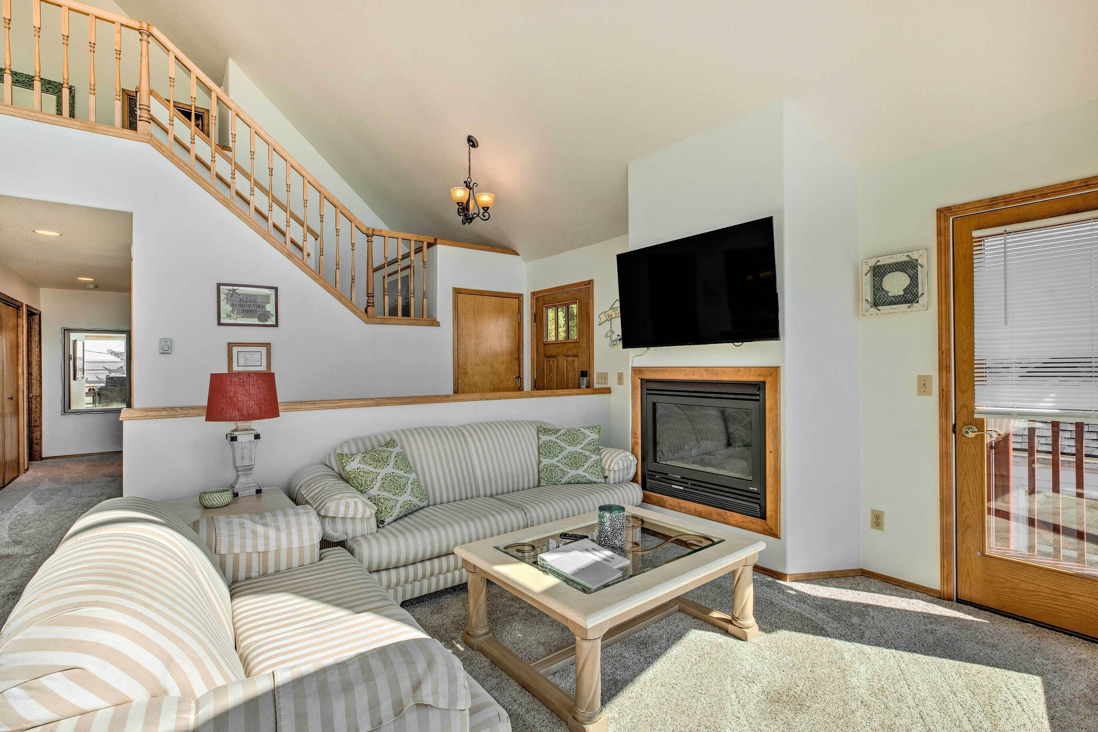 Bay City Home w/ Gorgeous Bay Views From Deck