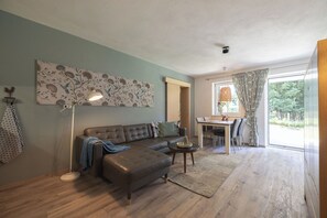 TV connectée, lecteur de DVD, table de tennis de table