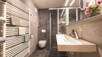 Dusche, Haartrockner, Handtücher, Seife
