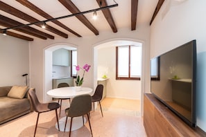 Superior-Apartment (Figheri) | Wohnbereich | Flachbildfernseher