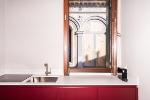 Deluxe Apartment (Doga') | Private kitchen | Full-size fridge, microwave, stovetop, dishwasher - Palazzo Miracoli Apartments (Venice)