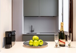 Superior Apartment (Figheri) | Private kitchen | Full-sized fridge, microwave, stovetop, dishwasher - Palazzo Miracoli Apartments (Venice)