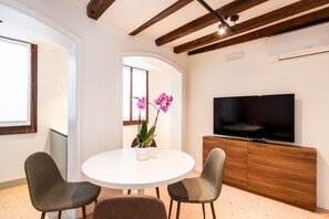 Superior Apartment (Figheri) | Living area | Flat-screen TV - Palazzo Miracoli Apartments (Venice)