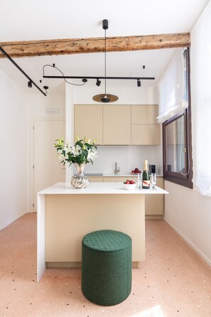 Superior Apartment (Zappa) | Private kitchen | Full-size fridge, microwave, stovetop, dishwasher - Palazzo Miracoli Apartments (Venice)