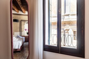 Superior Apartment (Morosina) | Premium bedding, down comforters, blackout drapes, iron/ironing board - Palazzo Miracoli Apartments (Venice)