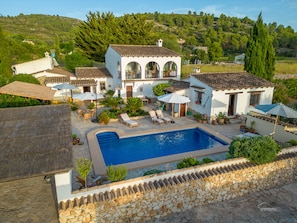 Vista frontal de la propiedad