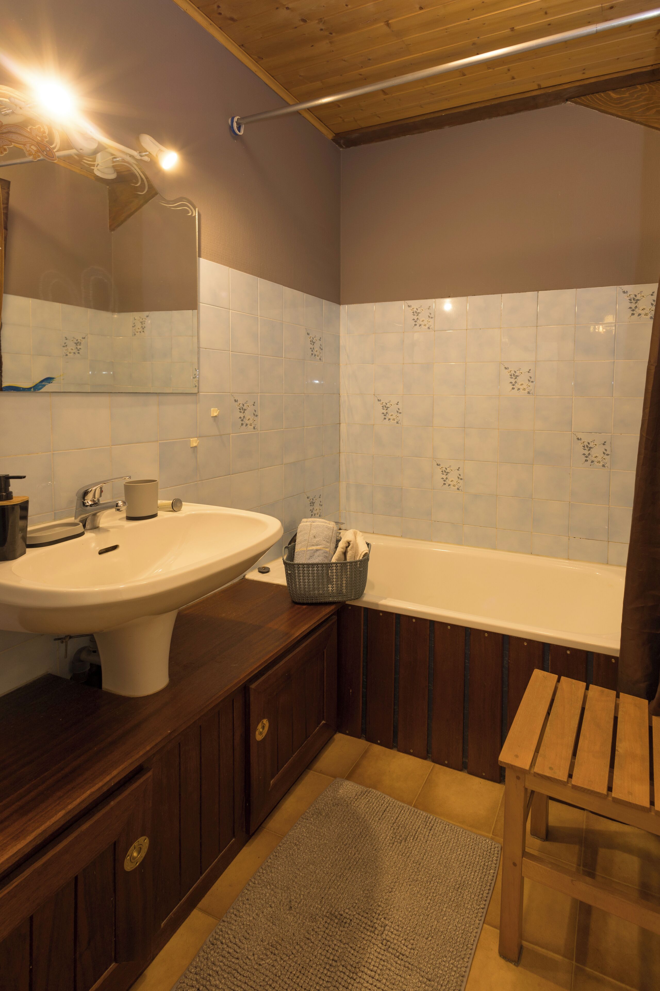 Douche, sèche-cheveux, savon, papier toilette
