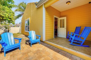 Terrace/patio - St Augustine 'Island Cottage' - Walk to Beach (St. Augustine)
