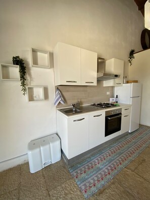 Frigorifero, forno, piano cottura, pentole/stoviglie/utensili