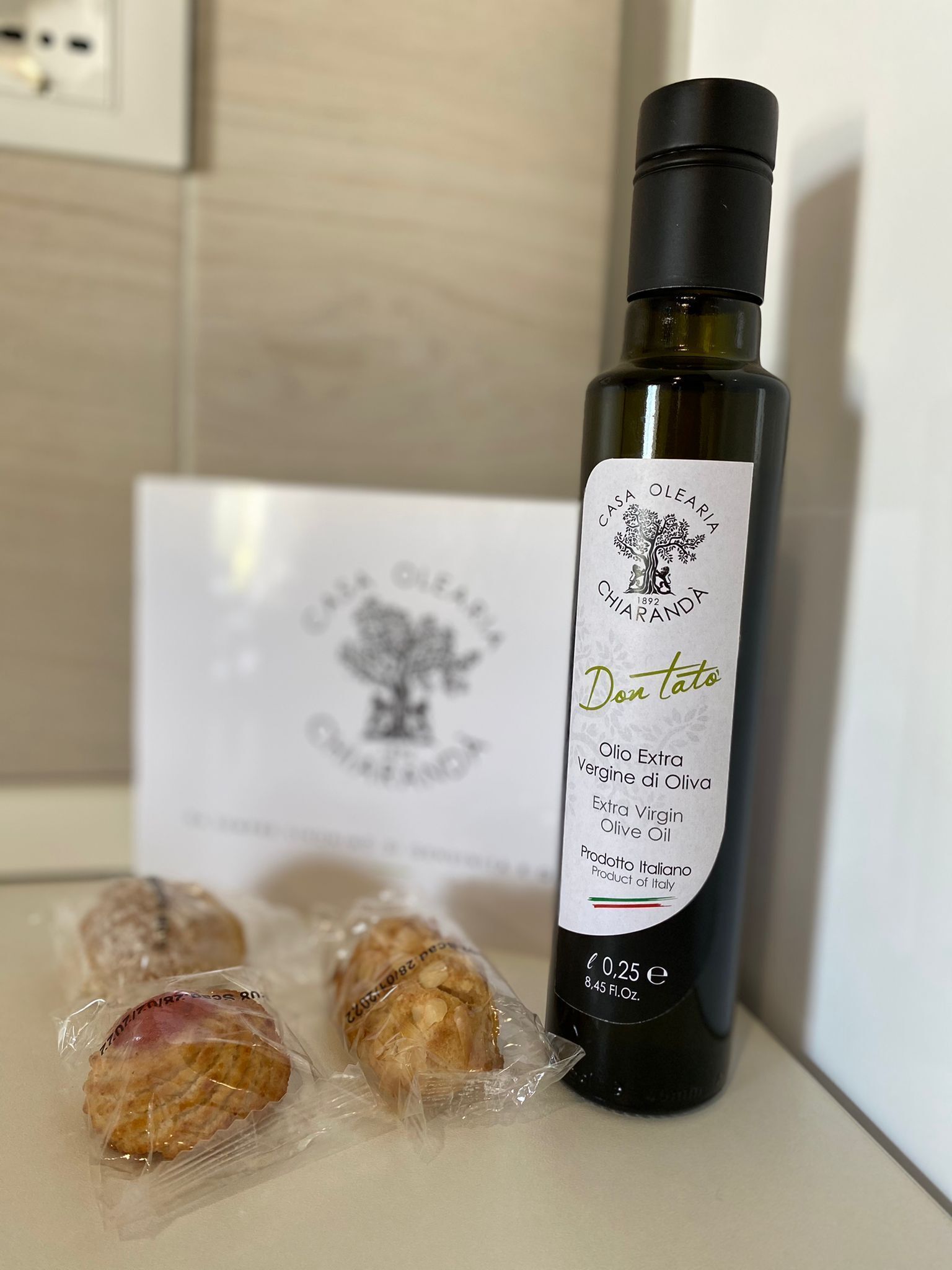 Een fles extra vierge olijfolie met een etiket waarop staat dat het een product uit Italië is.