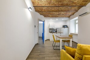 Interior - GuestHost - Charming 60 sqm apartment, for 5 people, located on the 1st floor of a renovated period building (NO lift; 38 steps). The property is located in the center of Palermo (Restricted-Traffic Area), a few steps from the main attractions of the cit (Palermo)