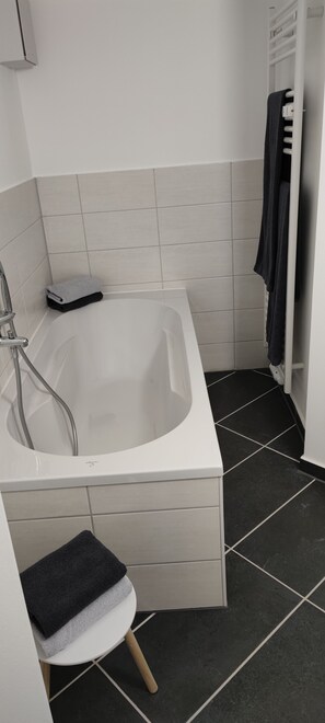 Dusj, håndklær, såpe og toalettpapir