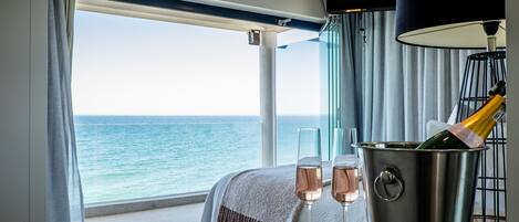 6 chambres, fer et planche à repasser, lit de bébé portatif