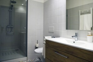 Shower, rainfall showerhead, hair dryer, towels - Trendy Flats Fontainhas (Porto)