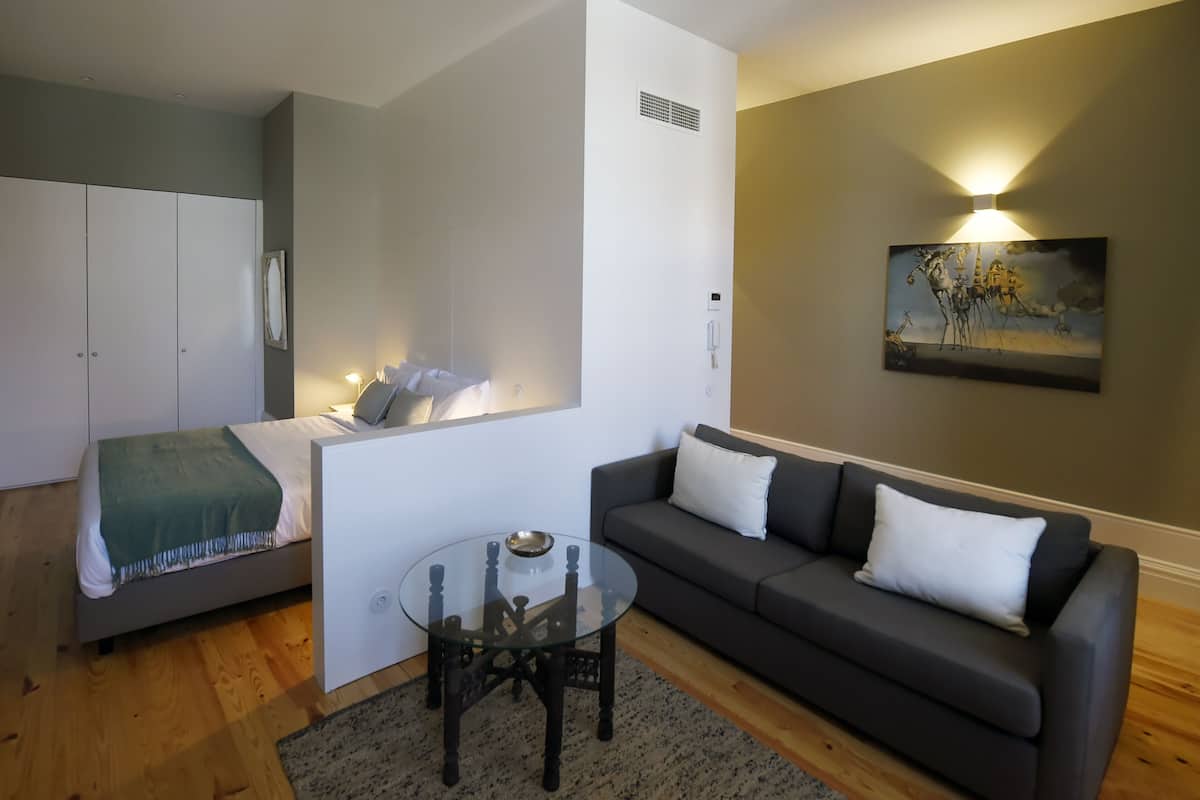 Studio (Estudio 1T) | 1 bedroom, minibar, individually decorated, individually furnished