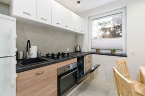 Fridge, oven, stovetop, dishwasher