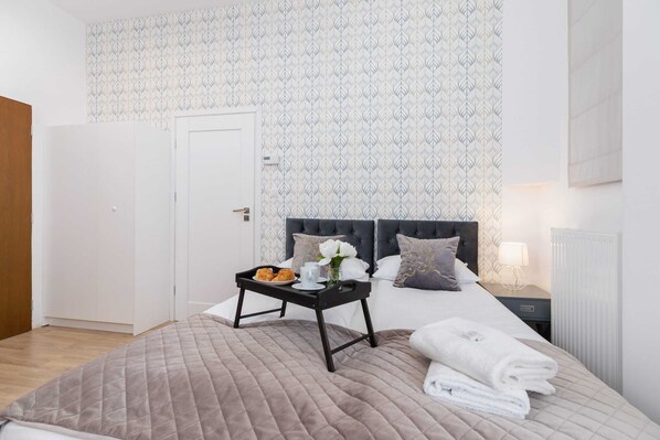 Tabla de planchar con plancha, wifi y ropa de cama