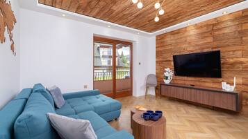 Een televisie, een open haard en een kantoor