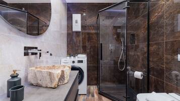 Dusj, hårføner og håndklær