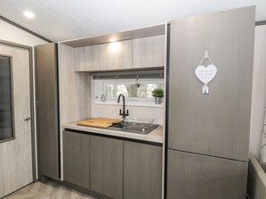 電冰箱、洗碗機、電熱水壺、烤麵包機