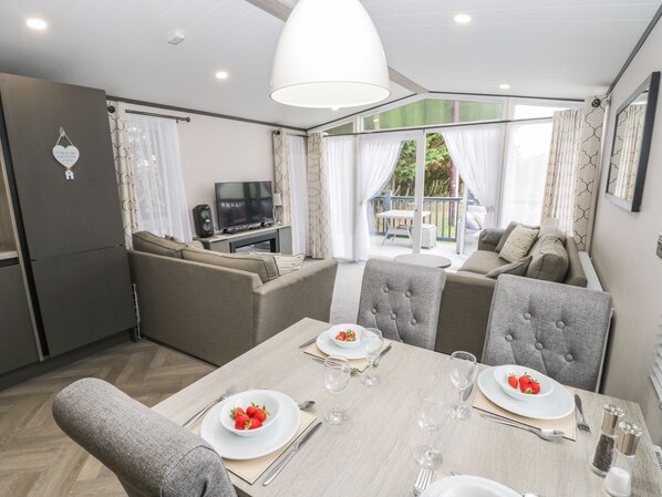 電冰箱、洗碗機、電熱水壺、烤麵包機