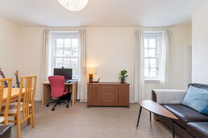 Smart TV, fireplace, books - Grassmarket Flat Edinburgh (Edinburgh)