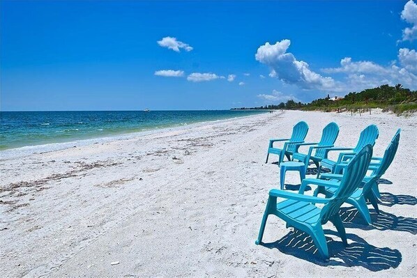 Plage, chaises longues, serviettes de plage