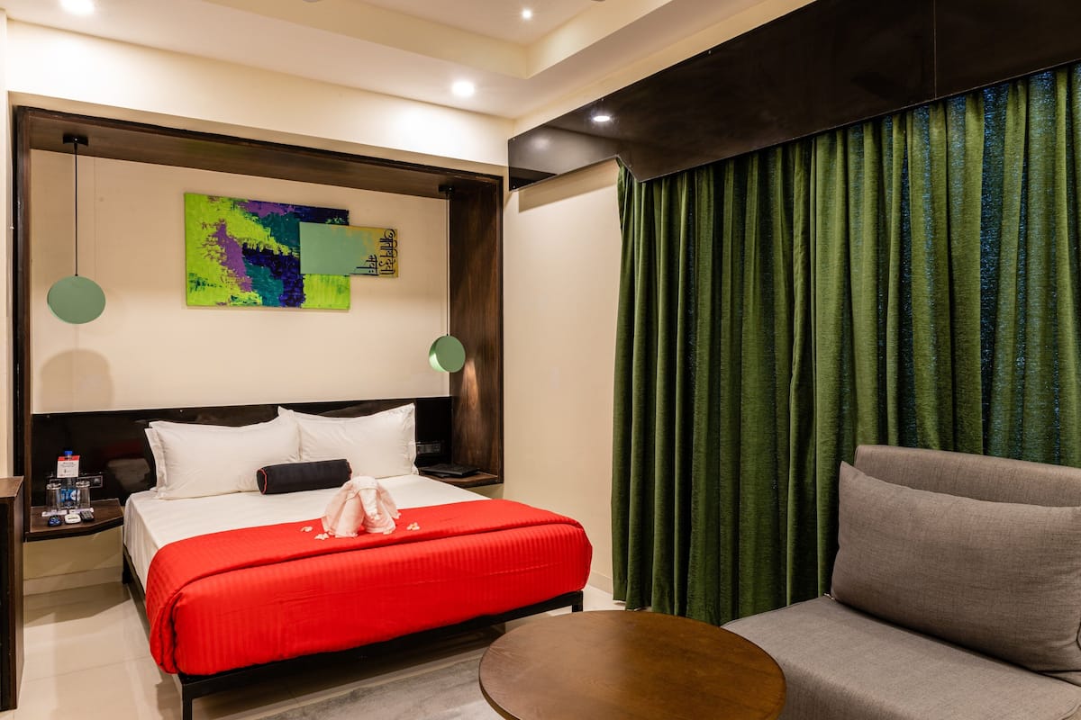 Phòng Premier | Bộ đồ giường cao cấp, minibar, két bảo mật tại phòng, bàn 