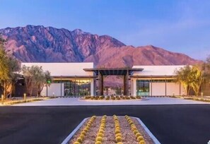 المنطقة المحيطة بالمنشأة