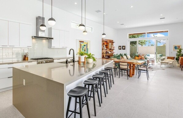 ثلاجة، ميكروويف، فرن، موقد طهي مسطح