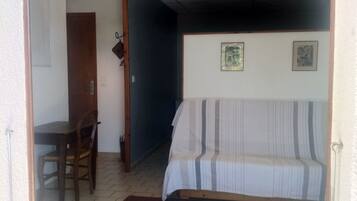 Appartement | Woonruimte | Boeken en een computerscherm