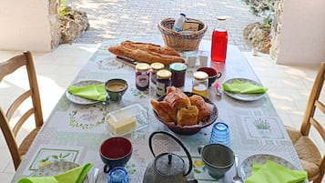 Daily continental breakfast (EUR 7 per person)