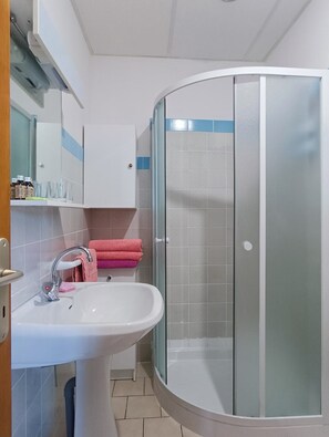 Chambre Origine | Badezimmer | Dusche, umweltfreundliche Kosmetikartikel, Haartrockner, Handtücher