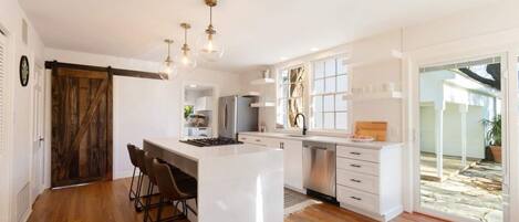 Frigorifero, microonde, lavastoviglie, pentole/stoviglie/utensili