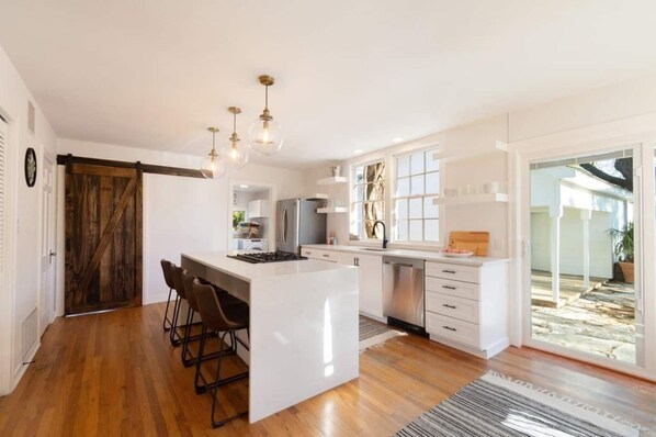 Fridge, microwave, dishwasher, cookware/dishes/utensils - Modern luxury with classic Fredricksburg charm just blocks from Main Street (Fredericksburg)