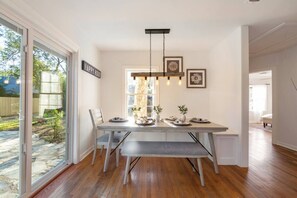 Dining - Modern luxury with classic Fredricksburg charm just blocks from Main Street (Fredericksburg)