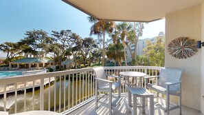 Outdoor dining - 105 Barrington Arms- Totally Updated Oceanfront Condominium! (Hilton Head)