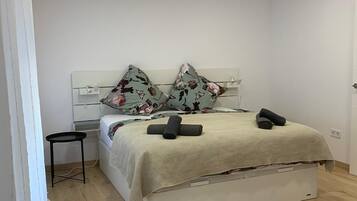 3 slaapkamers, een strijkplank/strijkijzer, wifi, beddengoed