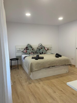 3 chambres, fer et planche à repasser, Wi-Fi, draps fournis