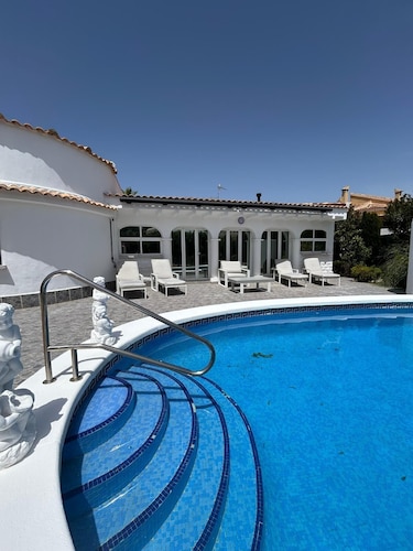 5min from the beach, comfortable villa with pool and large garden,