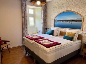Individually decorated, individually furnished, free WiFi, bed sheets - La Fiere Bridge Guesthouse (Sainte-Mere-Eglise)