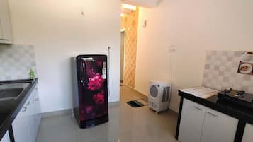 Refrigerador, parrilla de estufa, utensilios de cocina y condimentos