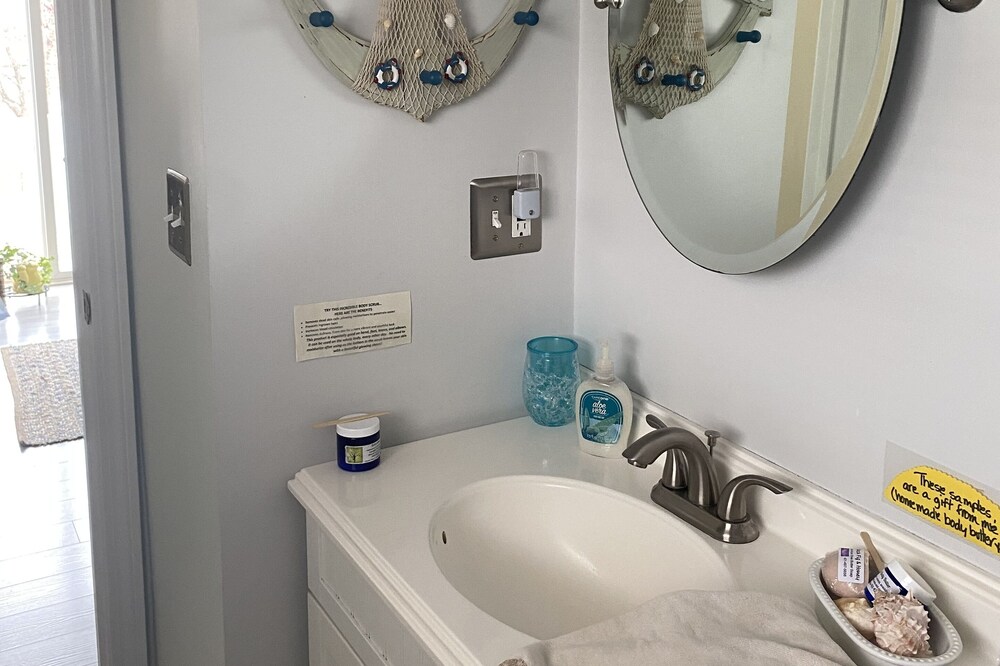 Romantic suite w/deck overlooking Warwick Neck Cove