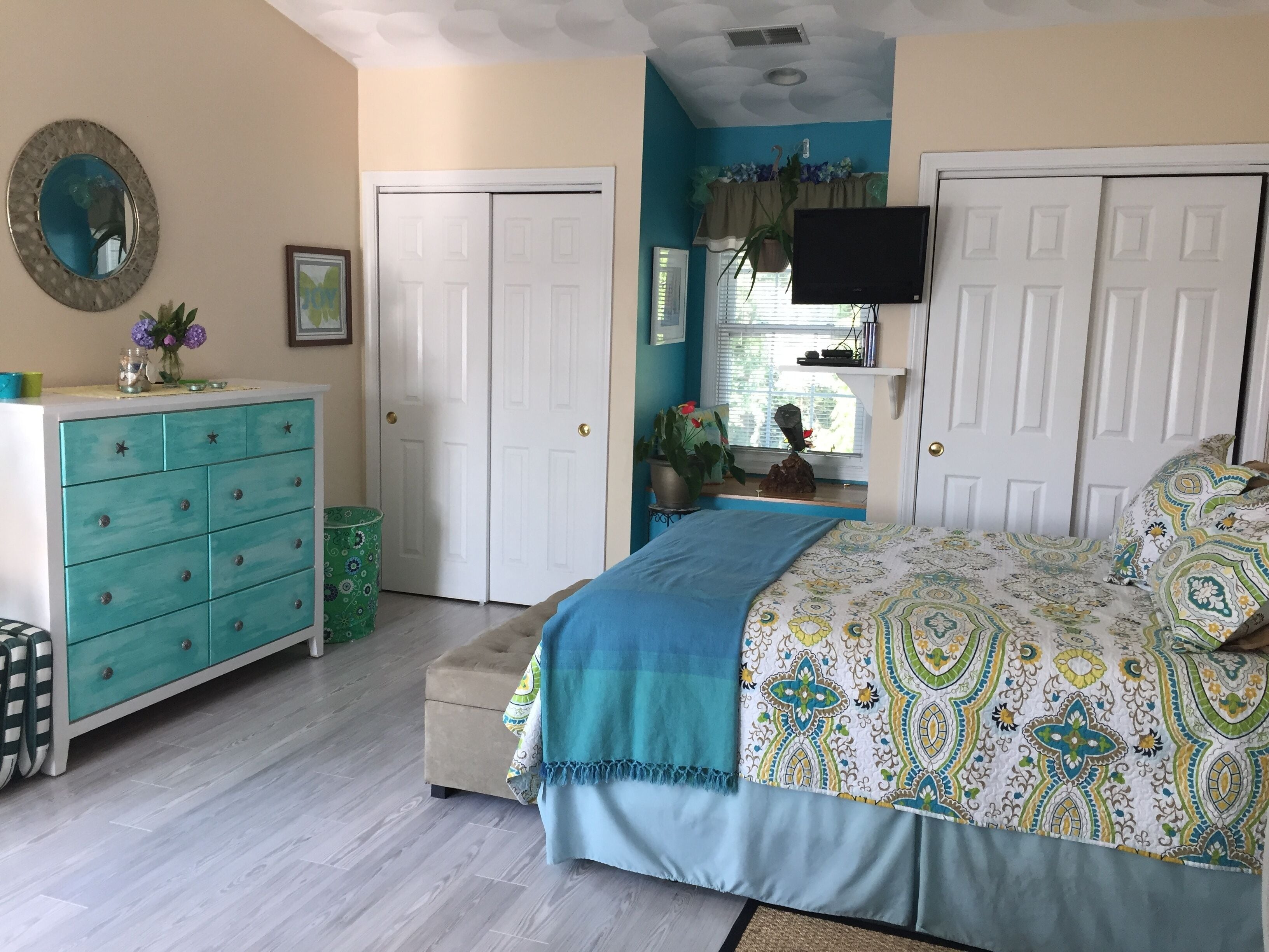 Romantic suite w/deck overlooking Warwick Neck Cove